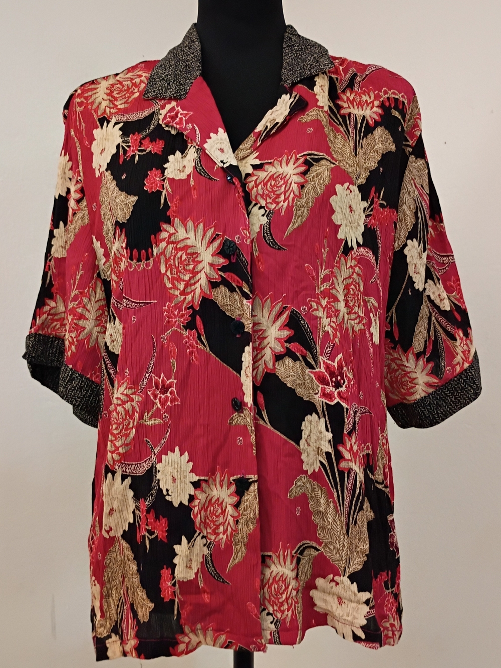 Vintage Floral Button-Down Shirt in Red and Black